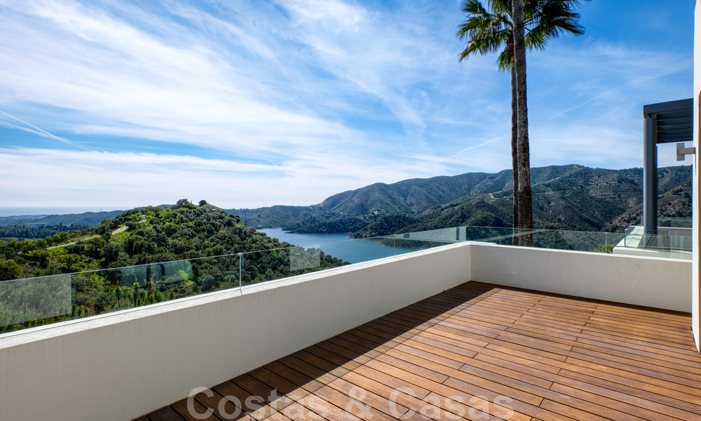 Eigentijdse villa te koop te midden de natuur met verbluffend uitzicht over het meer, de bergen en de zee vlak bij Marbella 33163