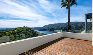 Eigentijdse villa te koop te midden de natuur met verbluffend uitzicht over het meer, de bergen en de zee vlak bij Marbella 33163 