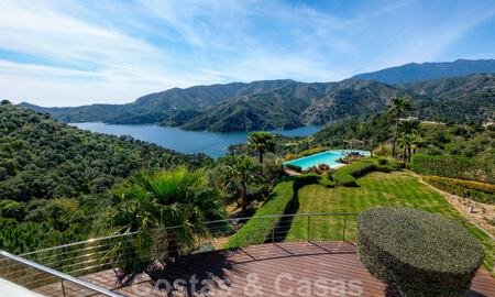 Eigentijdse villa te koop te midden de natuur met verbluffend uitzicht over het meer, de bergen en de zee vlak bij Marbella 33164