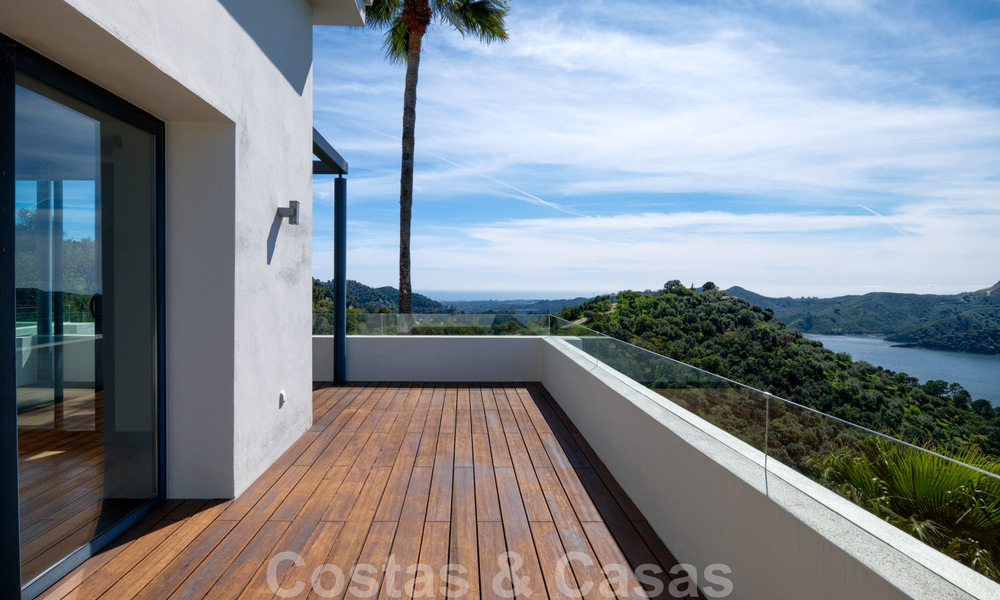 Eigentijdse villa te koop te midden de natuur met verbluffend uitzicht over het meer, de bergen en de zee vlak bij Marbella 33165
