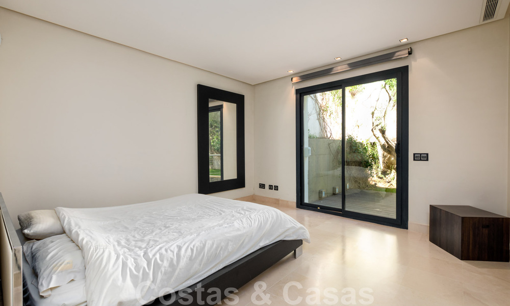 Eigentijdse villa te koop te midden de natuur met verbluffend uitzicht over het meer, de bergen en de zee vlak bij Marbella 33169