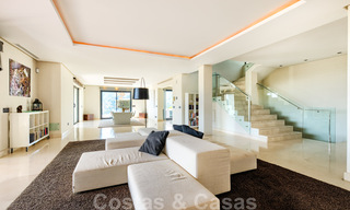 Eigentijdse villa te koop te midden de natuur met verbluffend uitzicht over het meer, de bergen en de zee vlak bij Marbella 33173 