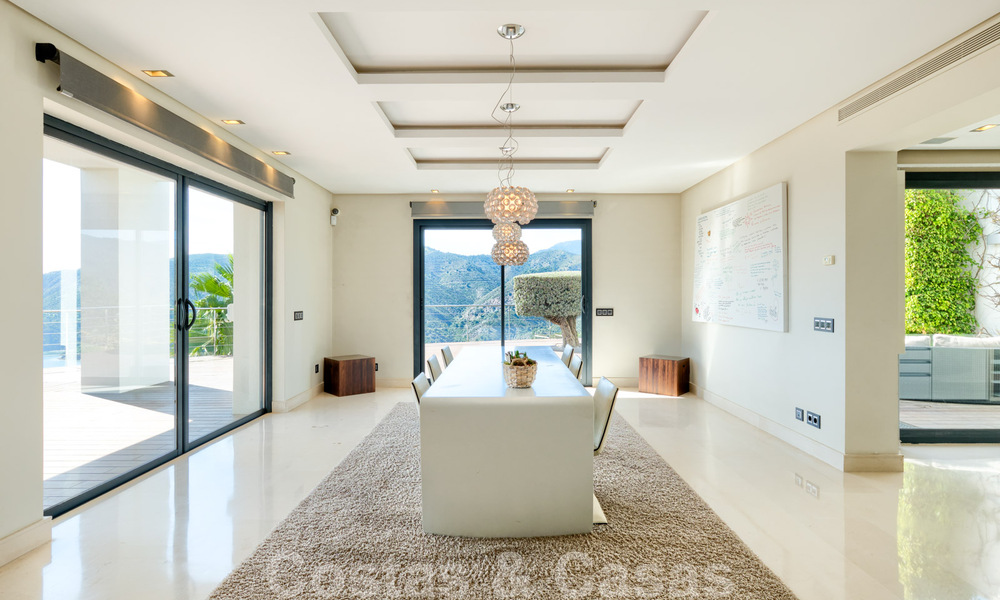 Eigentijdse villa te koop te midden de natuur met verbluffend uitzicht over het meer, de bergen en de zee vlak bij Marbella 33175
