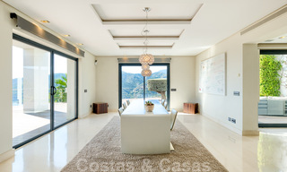 Eigentijdse villa te koop te midden de natuur met verbluffend uitzicht over het meer, de bergen en de zee vlak bij Marbella 33175 