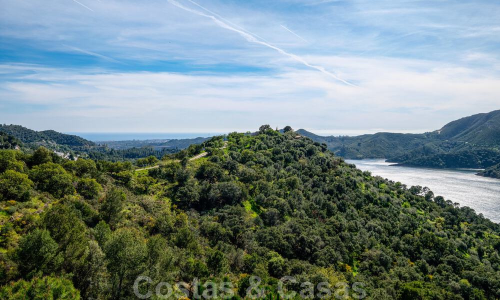Eigentijdse villa te koop te midden de natuur met verbluffend uitzicht over het meer, de bergen en de zee vlak bij Marbella 33187