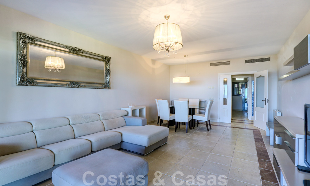 Luxe appartement te koop met privétuin en zeezicht in een luxueus vijfsterren golfresort in Benahavis - Marbella 33315