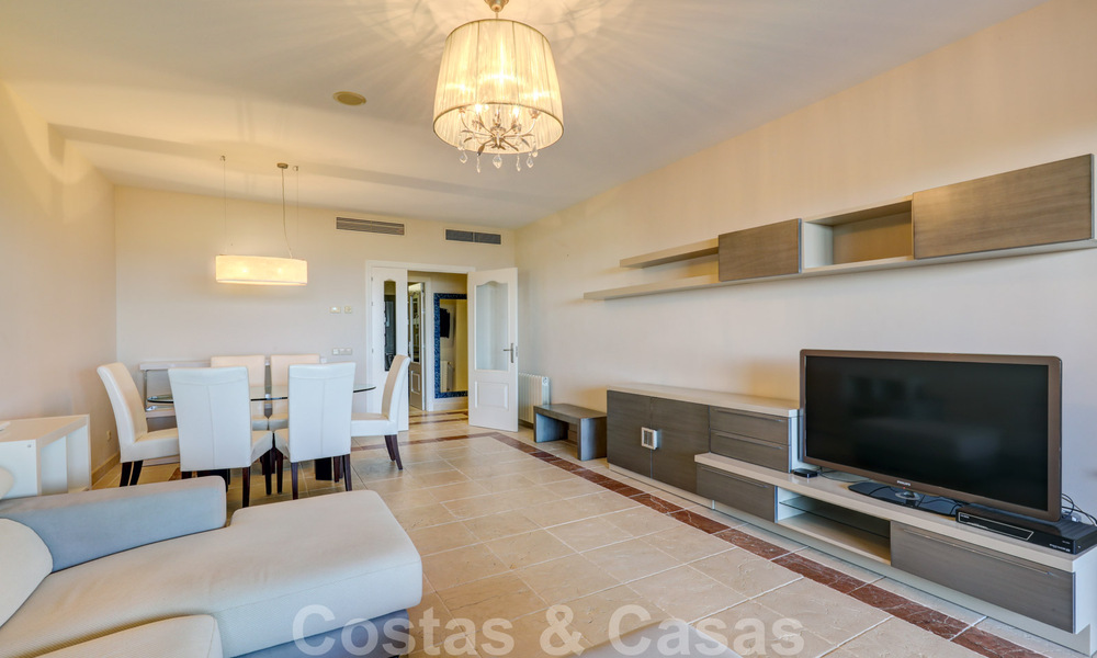 Luxe appartement te koop met privétuin en zeezicht in een luxueus vijfsterren golfresort in Benahavis - Marbella 33316