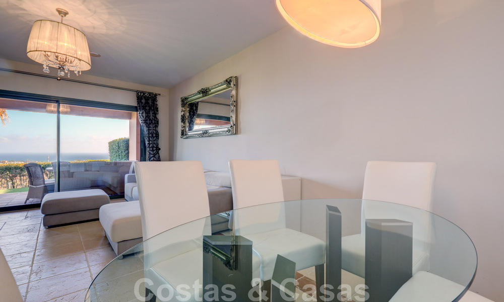 Luxe appartement te koop met privétuin en zeezicht in een luxueus vijfsterren golfresort in Benahavis - Marbella 33320