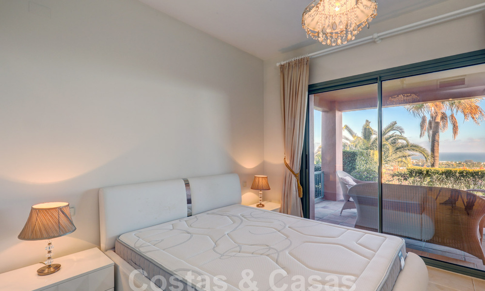 Luxe appartement te koop met privétuin en zeezicht in een luxueus vijfsterren golfresort in Benahavis - Marbella 33349