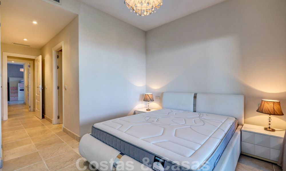 Luxe appartement te koop met privétuin en zeezicht in een luxueus vijfsterren golfresort in Benahavis - Marbella 33350
