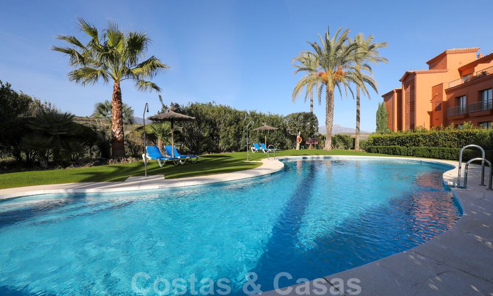 Luxe appartement te koop met privétuin en zeezicht in een luxueus vijfsterren golfresort in Benahavis - Marbella 33358