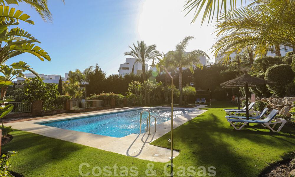 Luxe appartement te koop met privétuin en zeezicht in een luxueus vijfsterren golfresort in Benahavis - Marbella 33360
