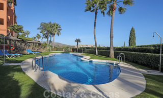 Luxe appartement te koop met privétuin en zeezicht in een luxueus vijfsterren golfresort in Benahavis - Marbella 33362 