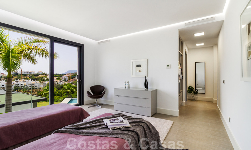 Instapklare exclusieve moderne luxevilla te koop in Benahavis - Marbella met schitterend open uitzicht over de golf en de zee 33512