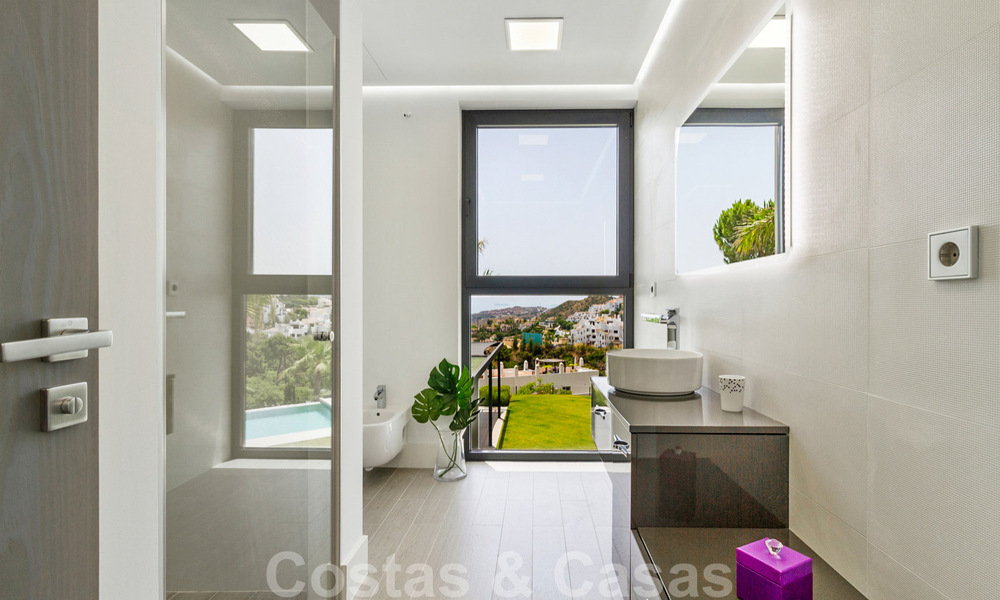 Instapklare exclusieve moderne luxevilla te koop in Benahavis - Marbella met schitterend open uitzicht over de golf en de zee 33515