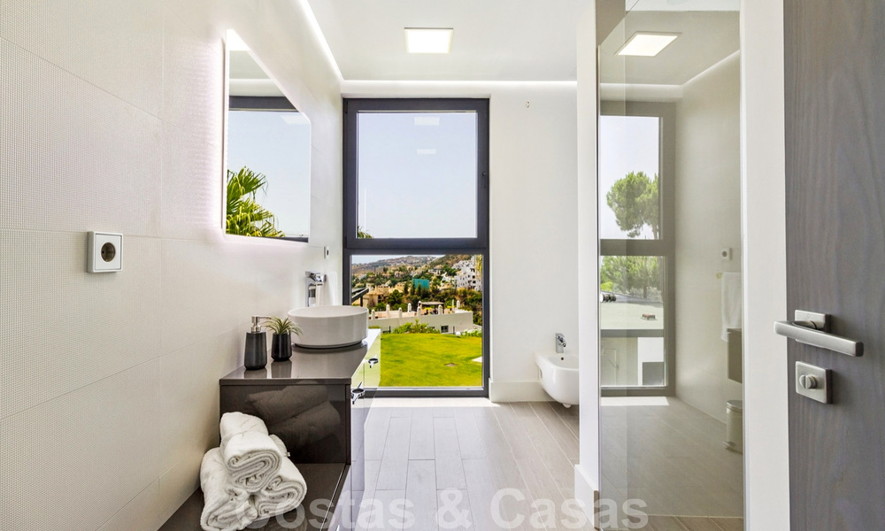 Instapklare exclusieve moderne luxevilla te koop in Benahavis - Marbella met schitterend open uitzicht over de golf en de zee 33516