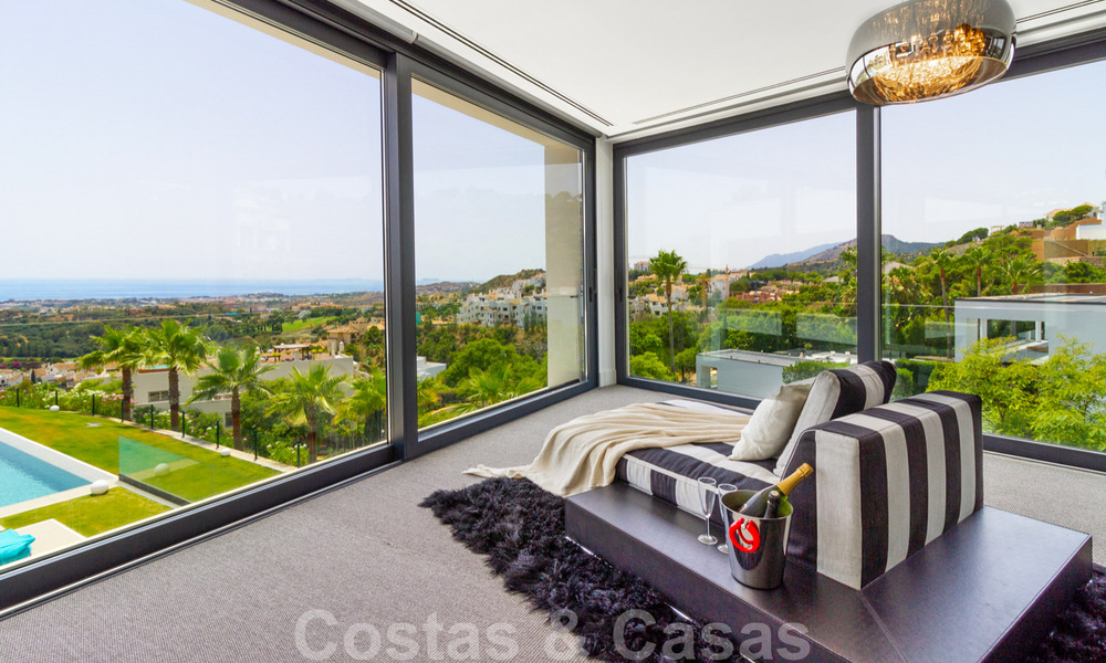 Instapklare exclusieve moderne luxevilla te koop in Benahavis - Marbella met schitterend open uitzicht over de golf en de zee 33523