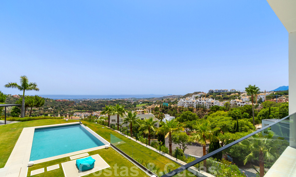 Instapklare exclusieve moderne luxevilla te koop in Benahavis - Marbella met schitterend open uitzicht over de golf en de zee 33524