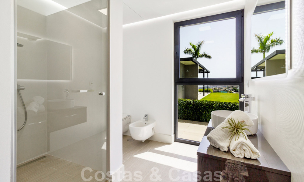 Instapklare exclusieve moderne luxevilla te koop in Benahavis - Marbella met schitterend open uitzicht over de golf en de zee 33529