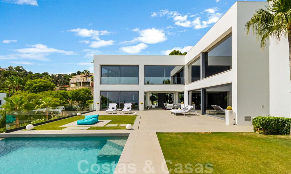 Instapklare exclusieve moderne luxevilla te koop in Benahavis - Marbella met schitterend open uitzicht over de golf en de zee 33540