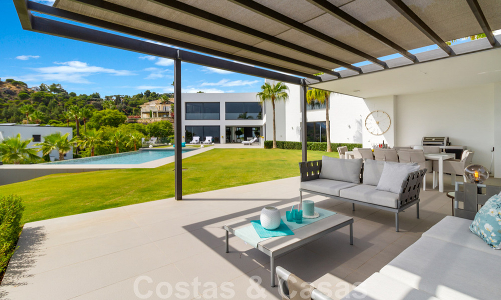 Instapklare exclusieve moderne luxevilla te koop in Benahavis - Marbella met schitterend open uitzicht over de golf en de zee 33543