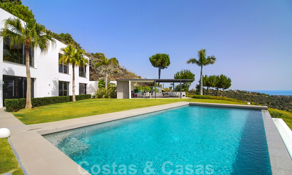 Instapklare exclusieve moderne luxevilla te koop in Benahavis - Marbella met schitterend open uitzicht over de golf en de zee 33544