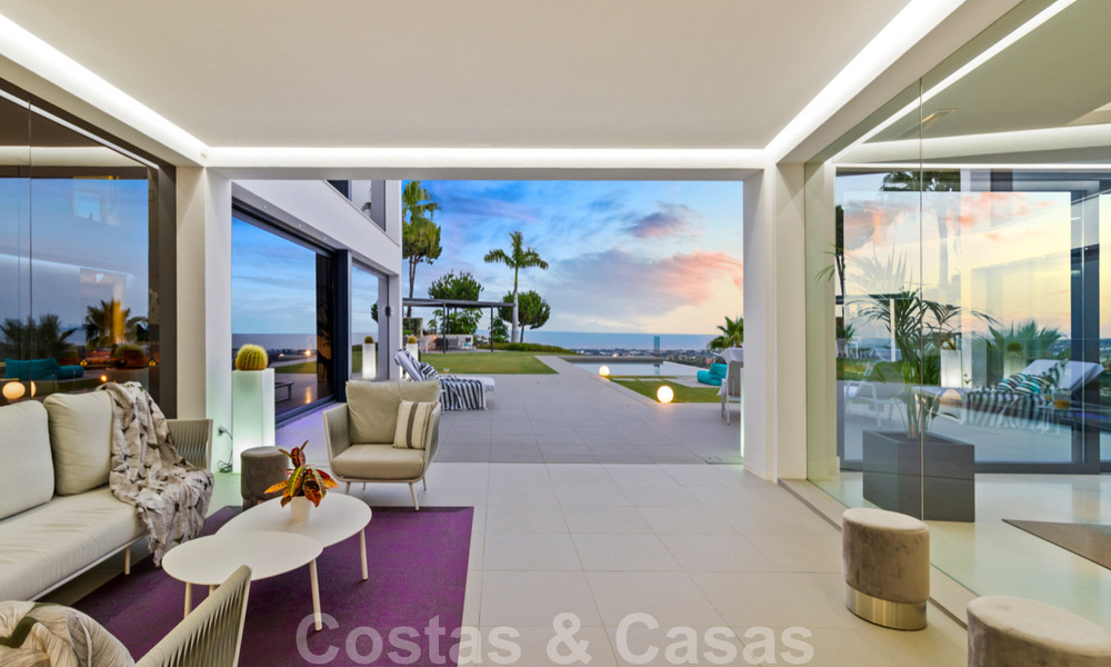 Instapklare exclusieve moderne luxevilla te koop in Benahavis - Marbella met schitterend open uitzicht over de golf en de zee 33547