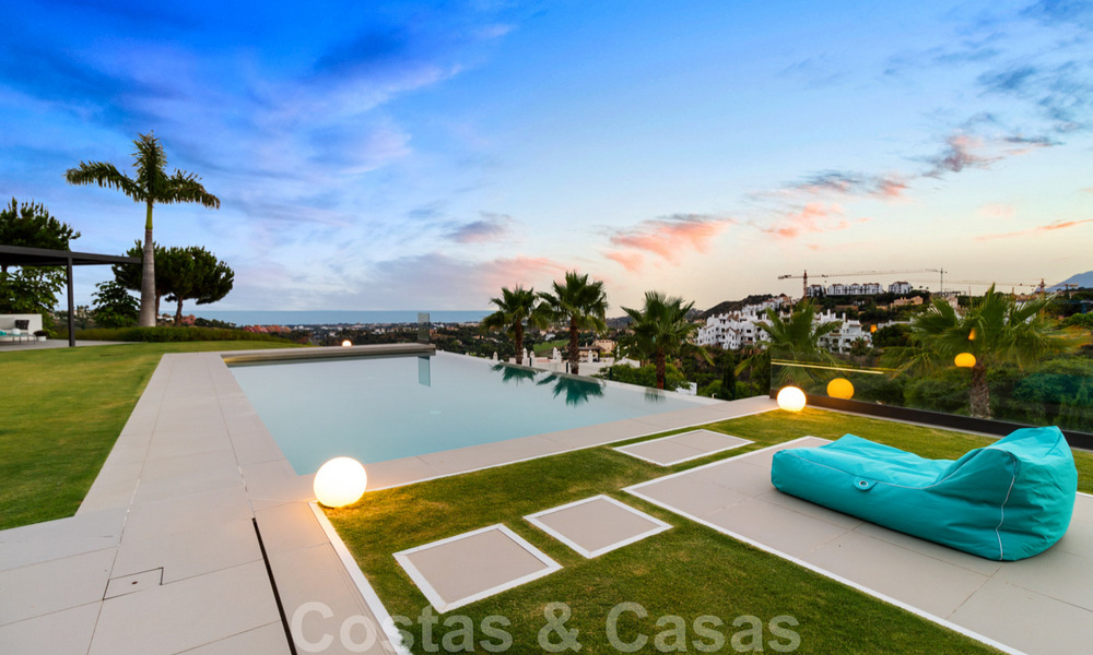 Instapklare exclusieve moderne luxevilla te koop in Benahavis - Marbella met schitterend open uitzicht over de golf en de zee 33548
