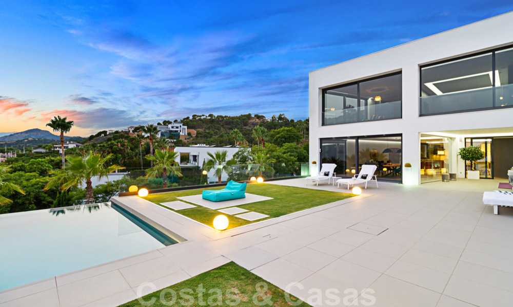 Instapklare exclusieve moderne luxevilla te koop in Benahavis - Marbella met schitterend open uitzicht over de golf en de zee 33549