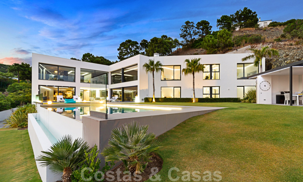 Instapklare exclusieve moderne luxevilla te koop in Benahavis - Marbella met schitterend open uitzicht over de golf en de zee 33550