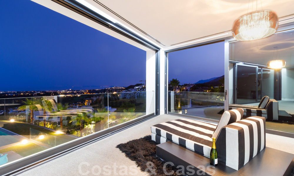 Instapklare exclusieve moderne luxevilla te koop in Benahavis - Marbella met schitterend open uitzicht over de golf en de zee 33555