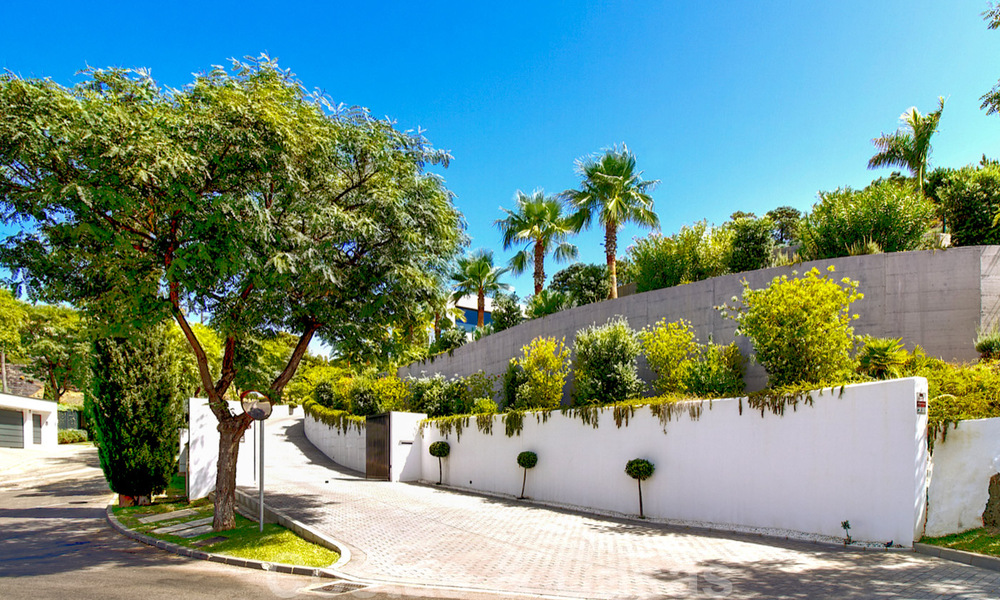 Instapklare exclusieve moderne luxevilla te koop in Benahavis - Marbella met schitterend open uitzicht over de golf en de zee 33560