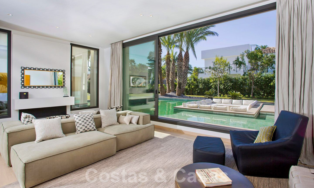 Instapklare, tweedelijns strand, eigentijdse Andalusische designer-stijl villa te koop, Marbella - Estepona Oost 33448