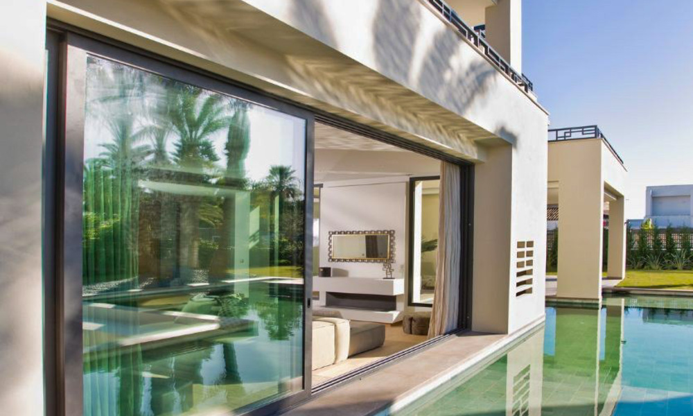 Instapklare, tweedelijns strand, eigentijdse Andalusische designer-stijl villa te koop, Marbella - Estepona Oost 33450