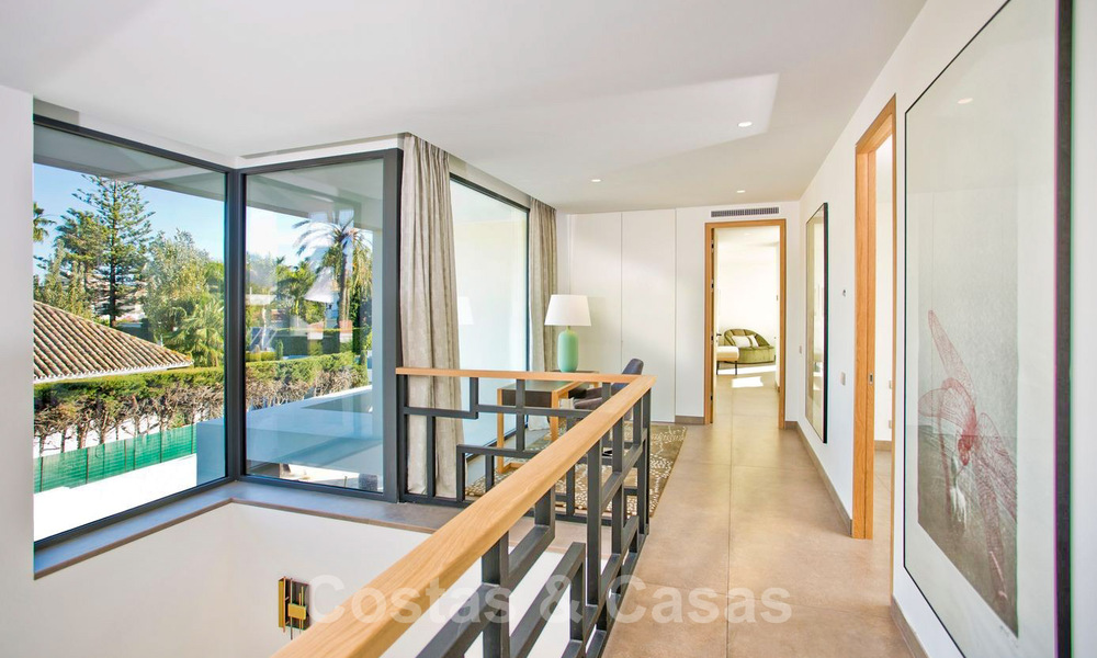 Instapklare, tweedelijns strand, eigentijdse Andalusische designer-stijl villa te koop, Marbella - Estepona Oost 33452