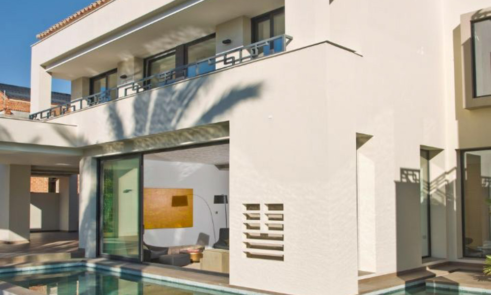 Instapklare, tweedelijns strand, eigentijdse Andalusische designer-stijl villa te koop, Marbella - Estepona Oost 33456