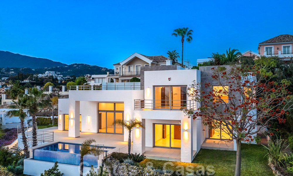 Instapklare, nieuwe moderne luxevilla te koop met zeezicht in Marbella - Benahavis in een gated community 33565