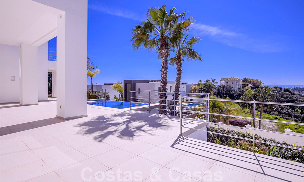 Instapklare, nieuwe moderne luxevilla te koop met zeezicht in Marbella - Benahavis in een gated community 33568