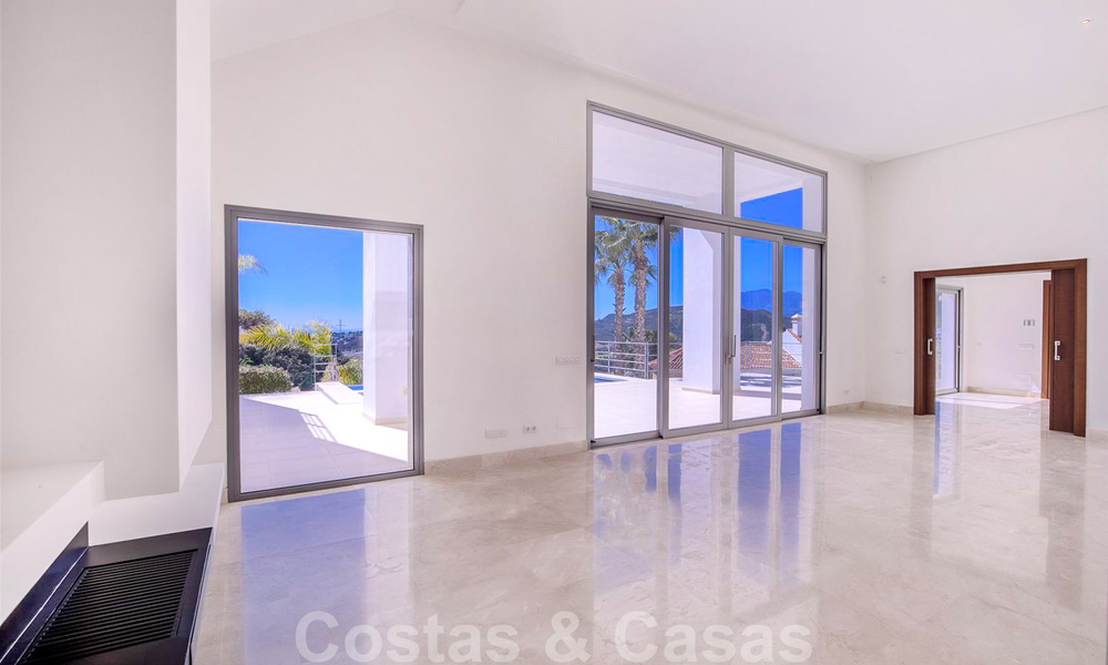 Instapklare, nieuwe moderne luxevilla te koop met zeezicht in Marbella - Benahavis in een gated community 33575
