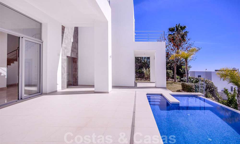 Instapklare, nieuwe moderne luxevilla te koop met zeezicht in Marbella - Benahavis in een gated community 33577