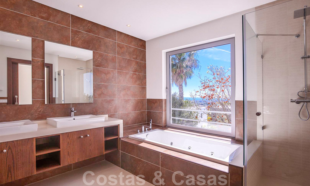 Instapklare, nieuwe moderne luxevilla te koop met zeezicht in Marbella - Benahavis in een gated community 33582