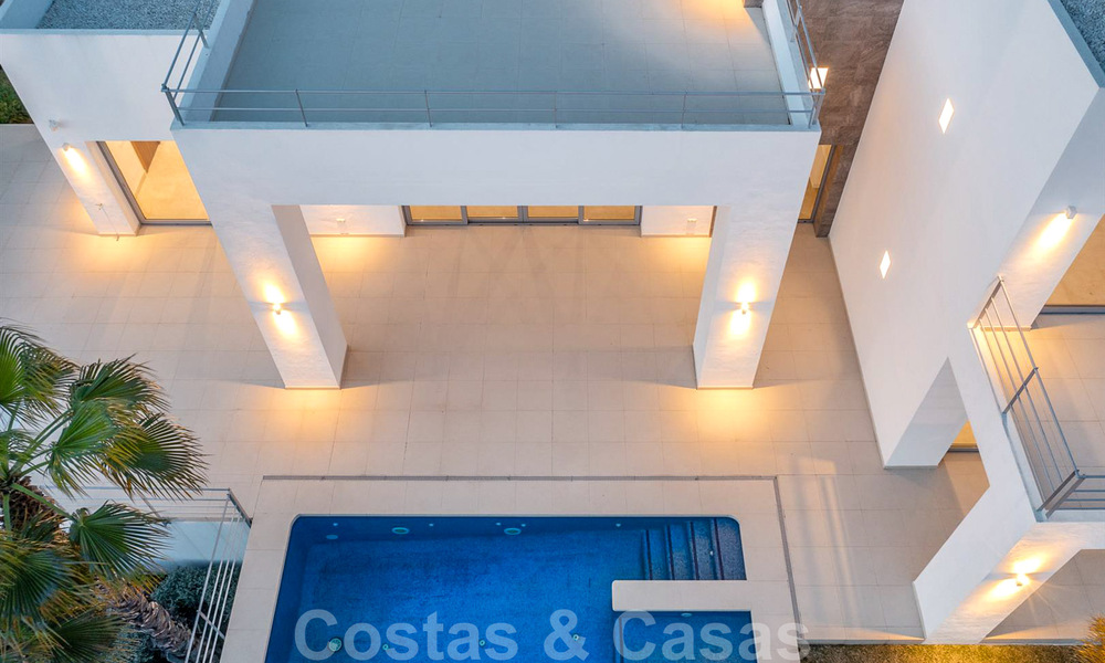 Instapklare, nieuwe moderne luxevilla te koop met zeezicht in Marbella - Benahavis in een gated community 33583