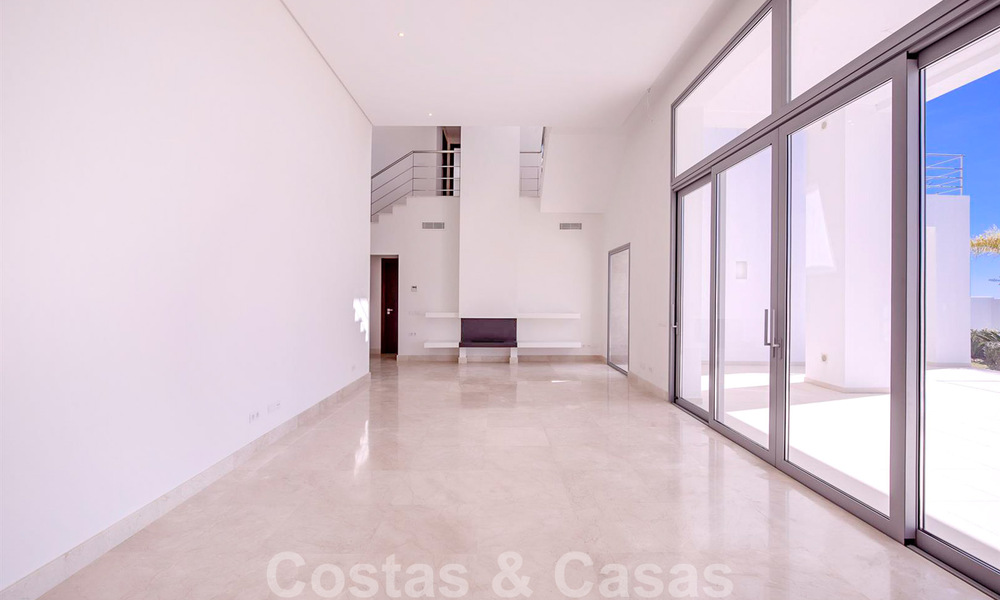 Instapklare, nieuwe moderne luxevilla te koop met zeezicht in Marbella - Benahavis in een gated community 33587