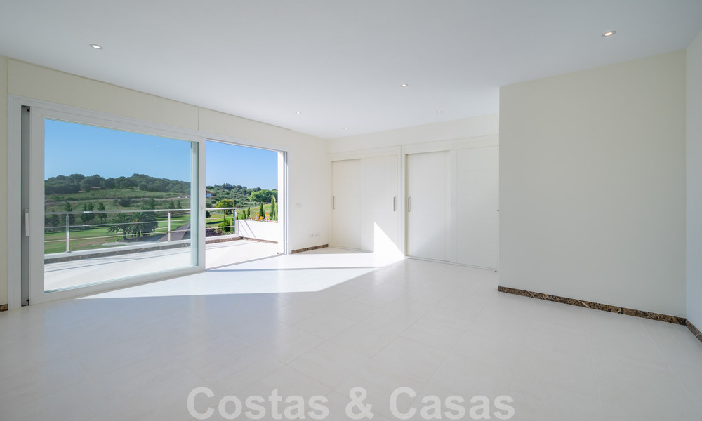 Instapklare, eerstelijns golf, nieuwe, moderne luxevilla te koop in Marbella - Benahavis met schitterend golfzicht 33485