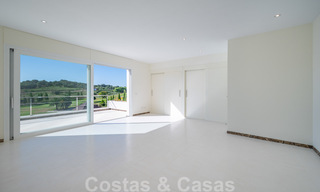 Instapklare, eerstelijns golf, nieuwe, moderne luxevilla te koop in Marbella - Benahavis met schitterend golfzicht 33485 