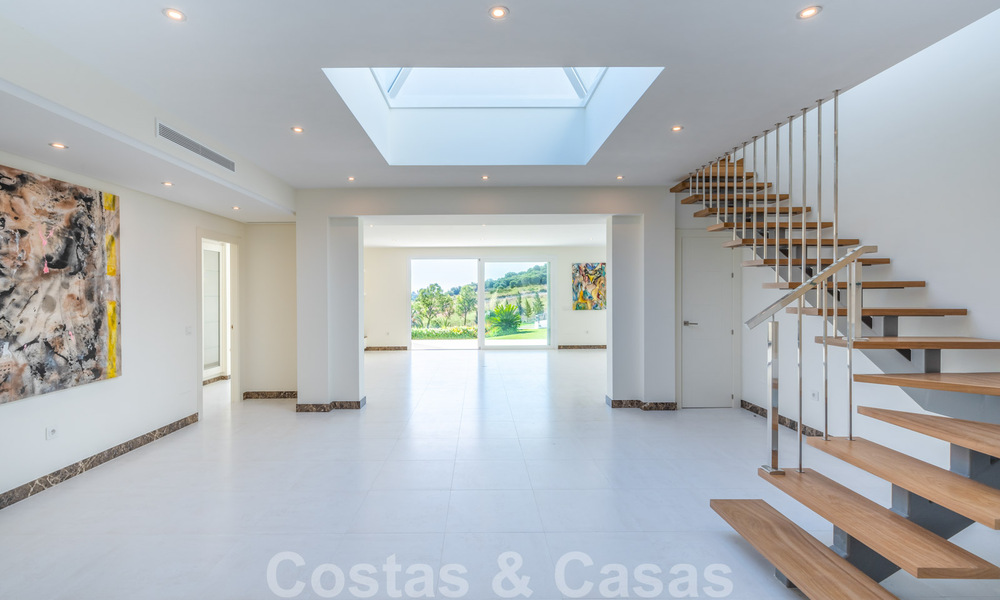 Instapklare, eerstelijns golf, nieuwe, moderne luxevilla te koop in Marbella - Benahavis met schitterend golfzicht 33495
