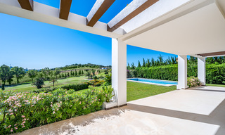 Instapklare, eerstelijns golf, nieuwe, moderne luxevilla te koop in Marbella - Benahavis met schitterend golfzicht 33502 