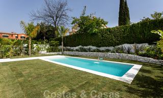 Eigentijdse mediterrane stijl nieuwe villa te koop nabij de golfbaan en het strand in Guadalmina Baja, Marbella 33677 