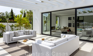 Eigentijdse mediterrane stijl nieuwe villa te koop nabij de golfbaan en het strand in Guadalmina Baja, Marbella 33685 
