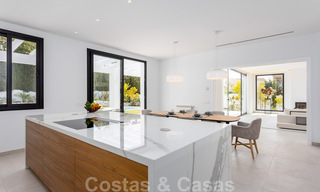 Eigentijdse mediterrane stijl nieuwe villa te koop nabij de golfbaan en het strand in Guadalmina Baja, Marbella 33695 